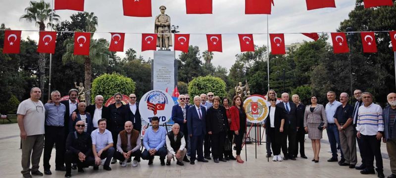 Cumhuriyetin 101.yıldönümünde anıta çelenk konuldu.jpg